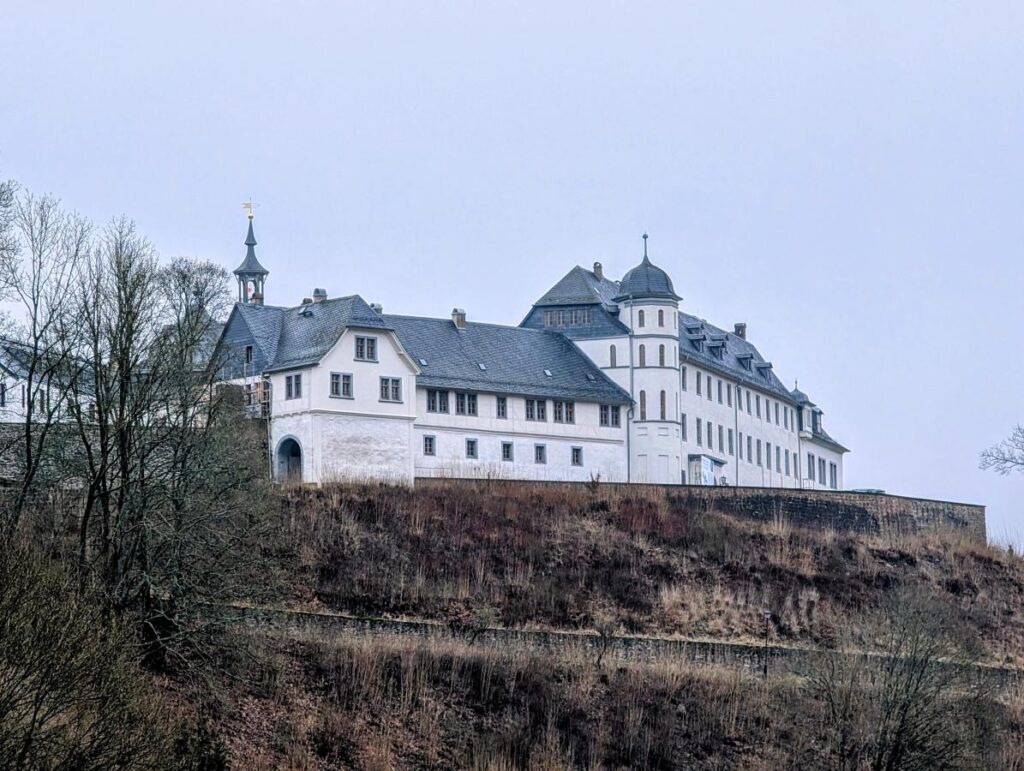 Auf einer 350 m gelegenen Anhöhe erbaut