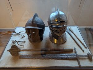 Helme und Schwerter aus dem Mittelalter